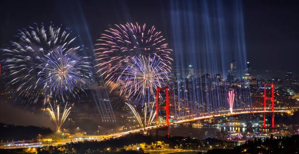 Teknede Yılbaşı Gecesinde Özel DJ Performansları ve Elit Eğlence Konseptleri